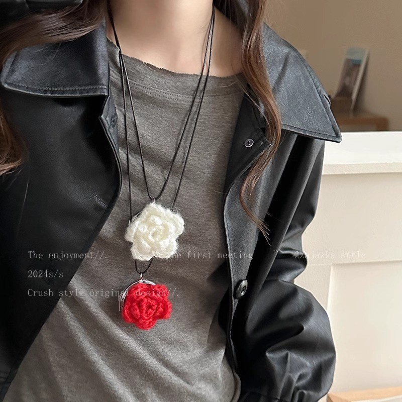 Woolen knitted flower mirror necklace, Korean sweet and fashionable attendance sweater chain, autumn and winter niche necklace details Picture