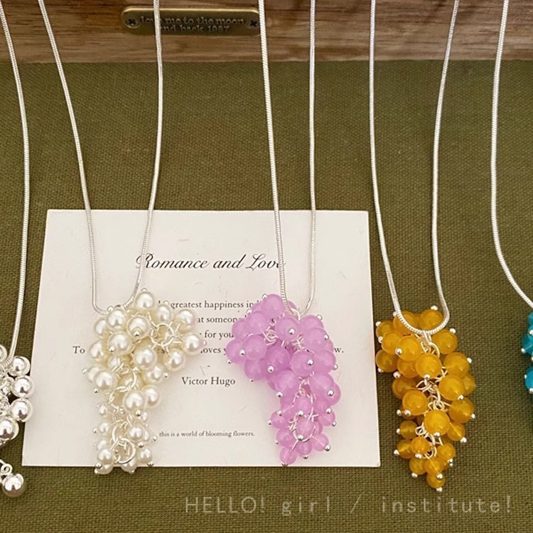 This is a unique and versatile long sweater chain necklace with a pull-out grape string tassel design, similar to that of a South Korean blogger Application Scenario