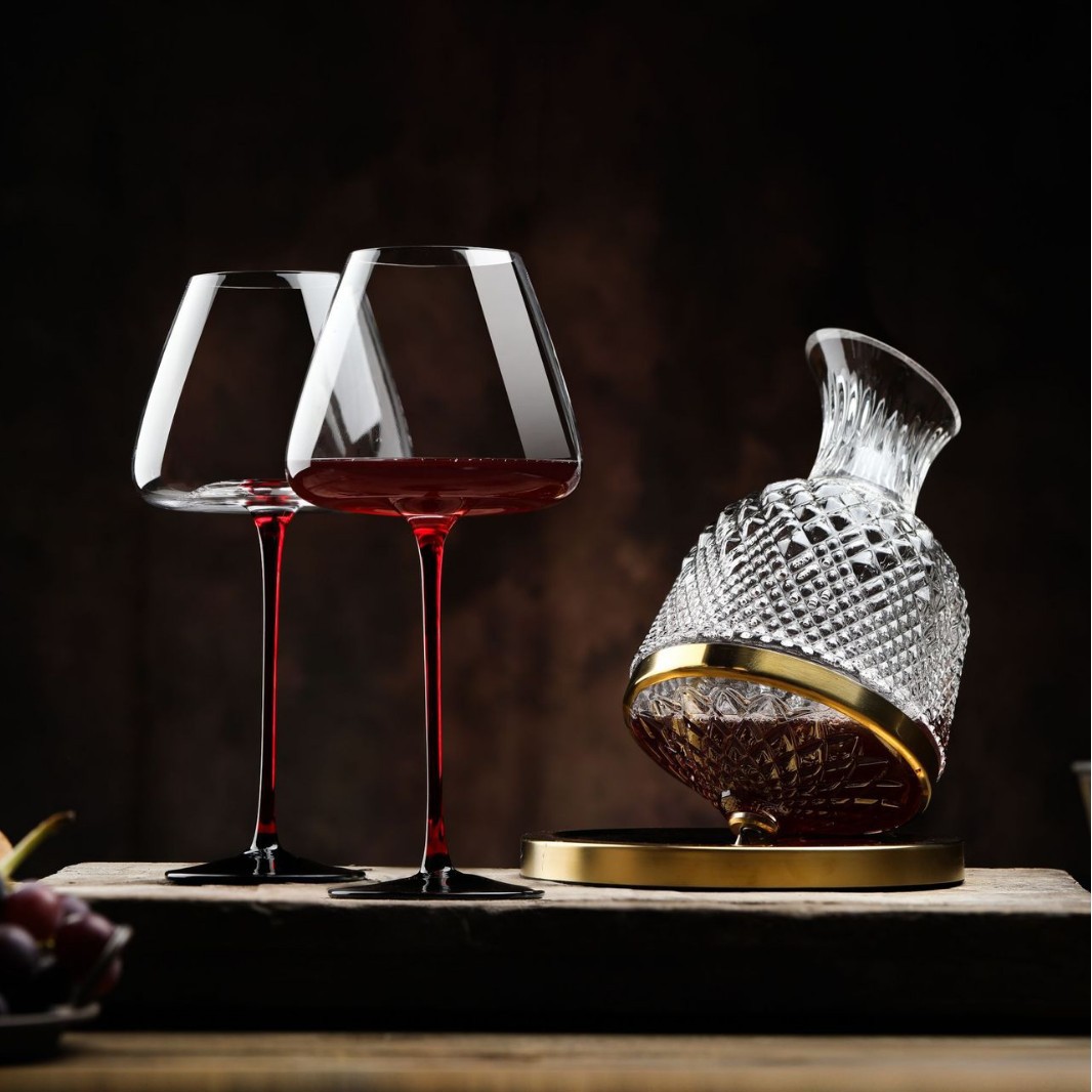 The unbreakable decanter, a light luxury high-footed wine glass set for home use, is a high-end rotating silver top wine decanter Application Scenario