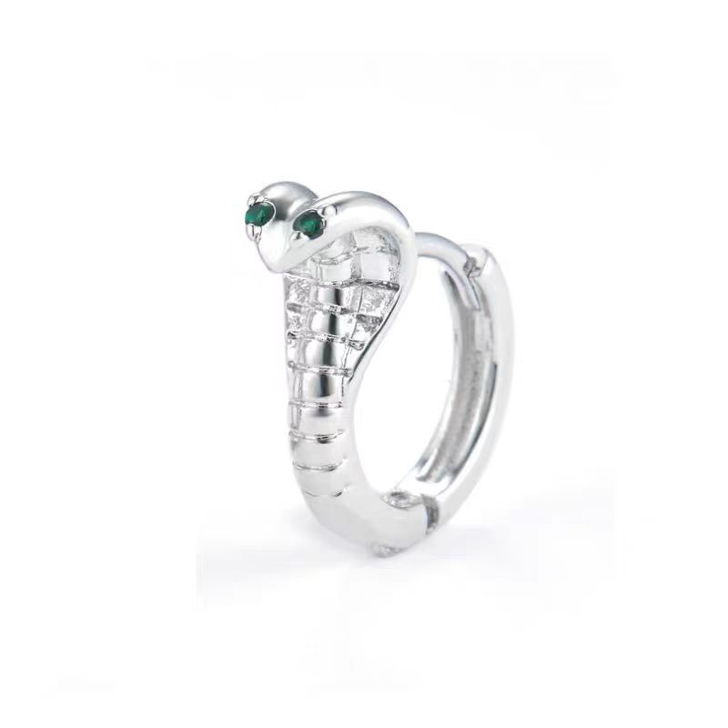 Green-eyed cobra ear buckles for men, trendy, versatile, fashionable, sweet and cool, street popping earrings, ins, cold style earrings for women Application Scenario