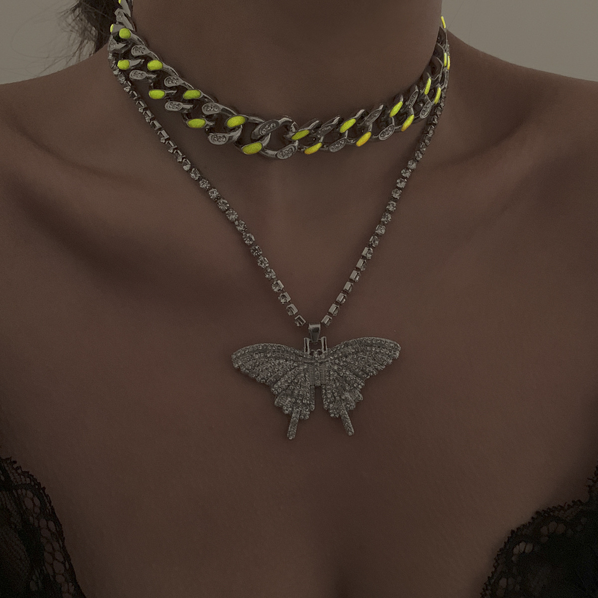 European and American sweet and cool hip-hop micro-inlaid large butterfly Cuban chain necklace, punk street trendsetting night light oil drip claw chain necklace Application Scenario