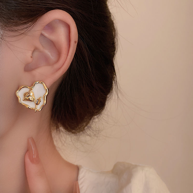Tulip pleated heart-shaped stud earrings exude a sense of sophistication for women, with a cold and ins-style flower earrings. This is a niche retro accessory that is sweet and cool Application Scenario