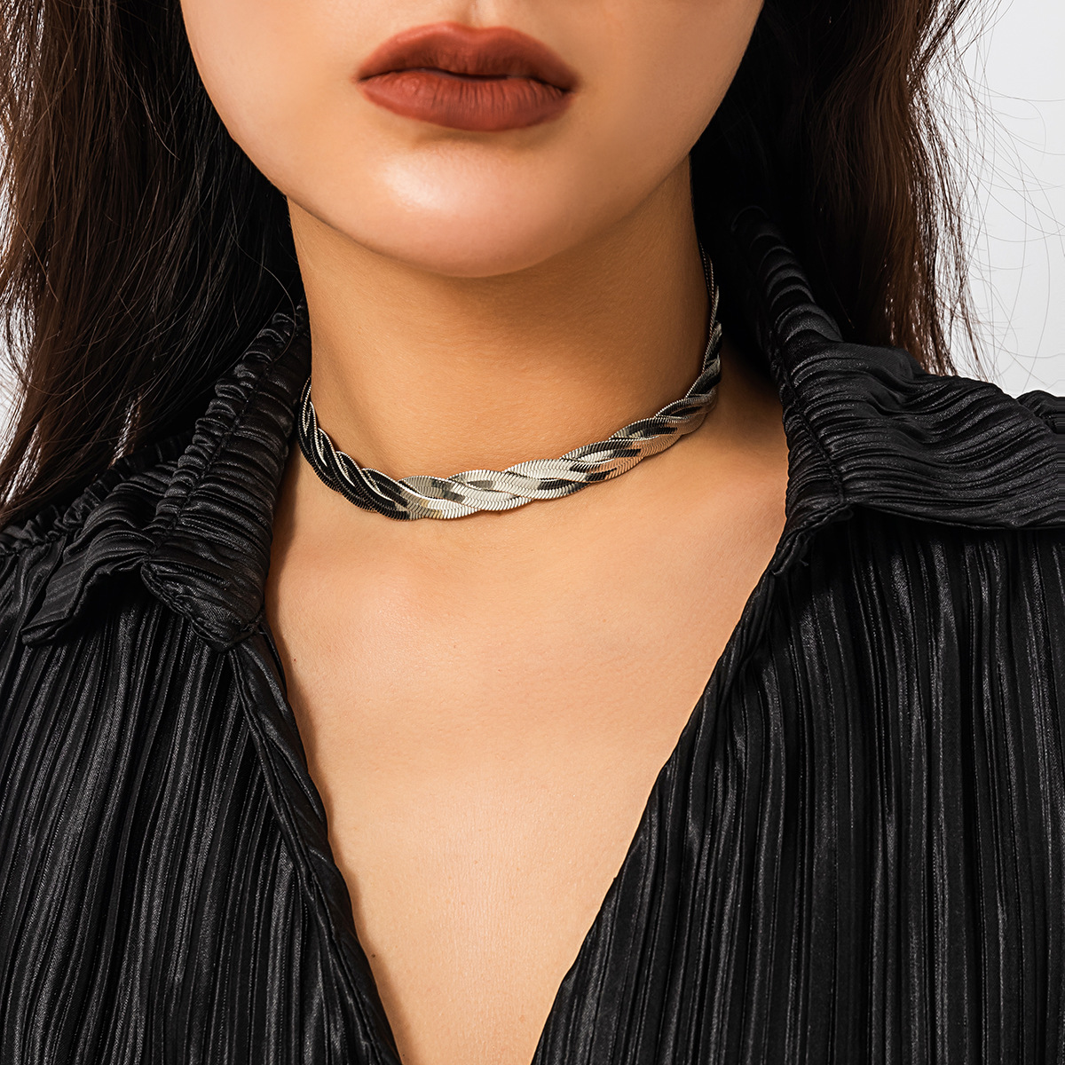 European and American cross-border jewelry, cold style design sense, plain chain collarbone chain necklace, simple snake bone chain metal necklace for women full figure