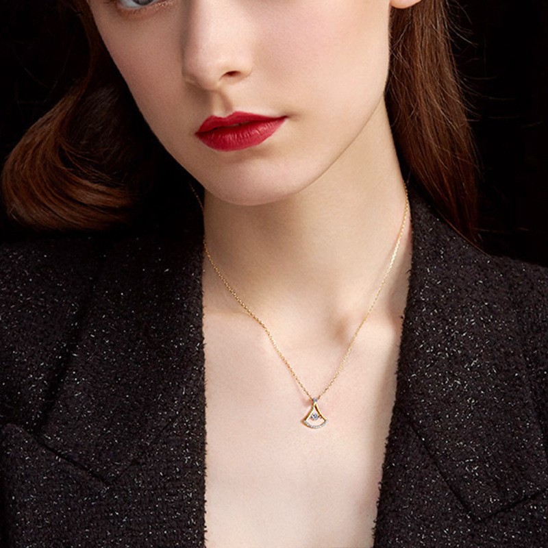 A light luxury, versatile, and internet-famous bestseller, geometry-shaped titanium steel necklace, a niche collarbone chain for women, and a simple and individual Korean-style accessory Application Scenario