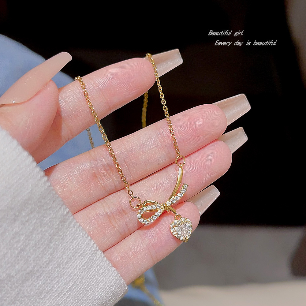 Sweet heart-shaped necklace pendant, girlish heart, collarbone chain inset with zircon super sparkling necklace, trendy and niche new accessory details Picture