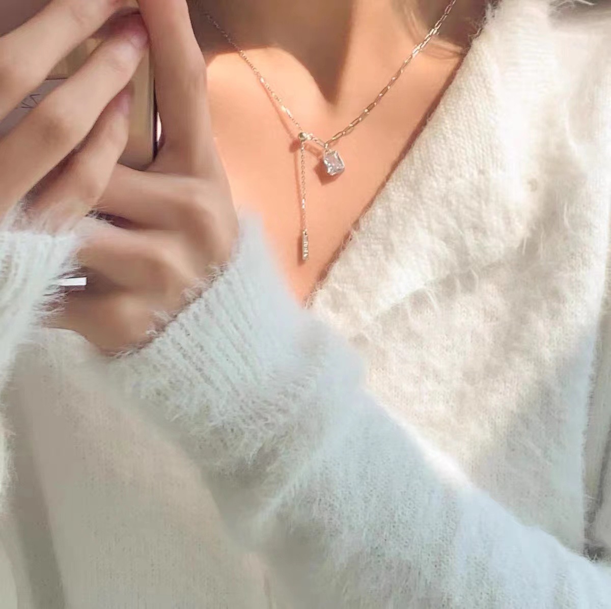 Geometric Zircon necklace for women, with a unique design sense, light luxury and simple style. 2023 new collarbone chain gift Specification drawing