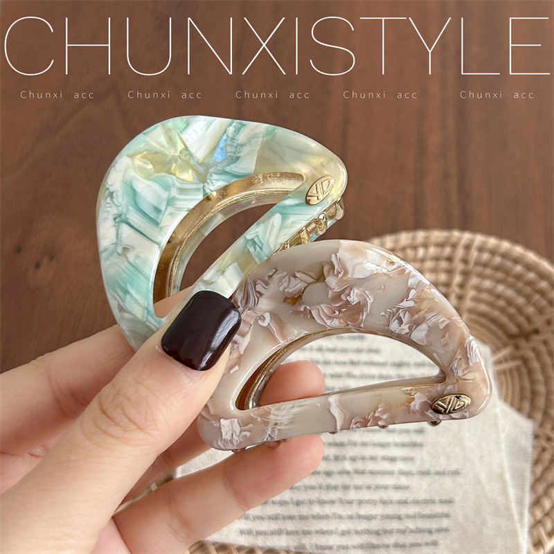The high-end acetate metal clip is suitable for medium-sized Chinese-style niche hair clips with less hair volume, offering a new Chinese-style short hair texture Application Scenario