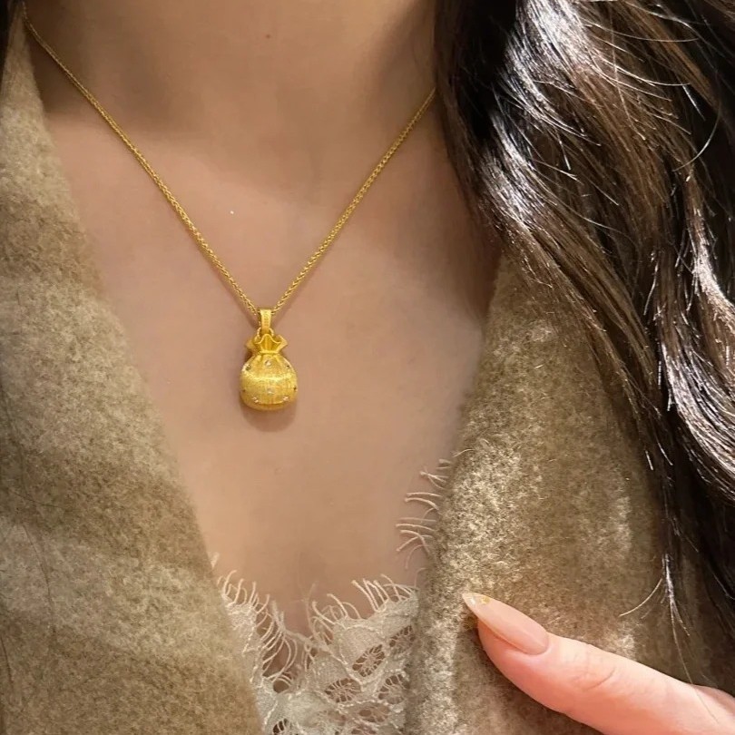 A golden brushed small lucky bag necklace full of good fortune, a new Chinese-style light luxury versatile titanium steel collarbone chain that doesn't fade Specification drawing