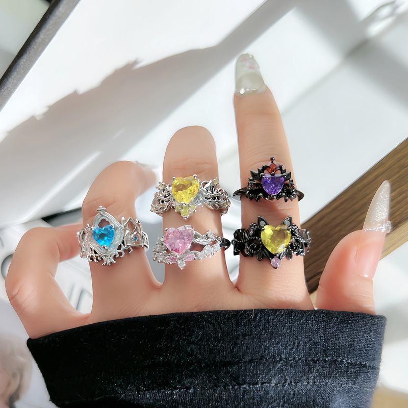 Sweet and passionate, dark and hot girl, fashionable open ring, a niche design for women, with a unique and individualistic punk style, layered index finger ring full figure