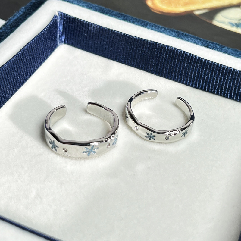 A niche design of blue snowflake personalized drip glaze couple rings on Instagram, with a cold style, simple and versatile fashion ring trend details Picture