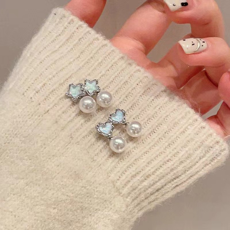 Gentle style ~ Blue heart-shaped pearl stud earrings, a new style for women in 2025, versatile and high-end earrings, and trendy Instagram earrings Application Scenario