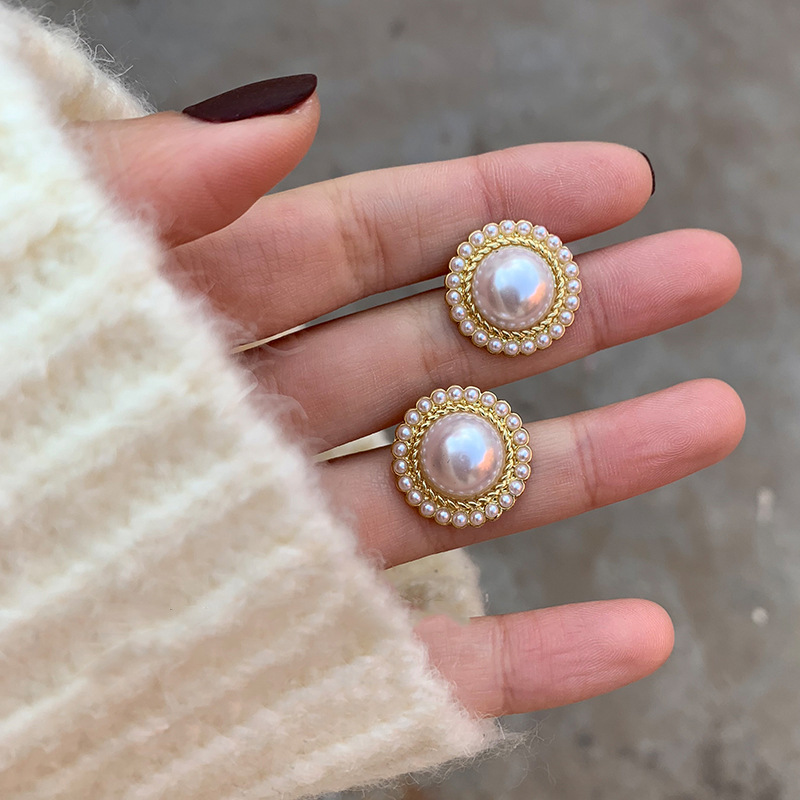 2025 New retro Herbben-style pearl stud earrings for women, French niche, trendy autumn and winter collection, elegant earrings and earrings full figure