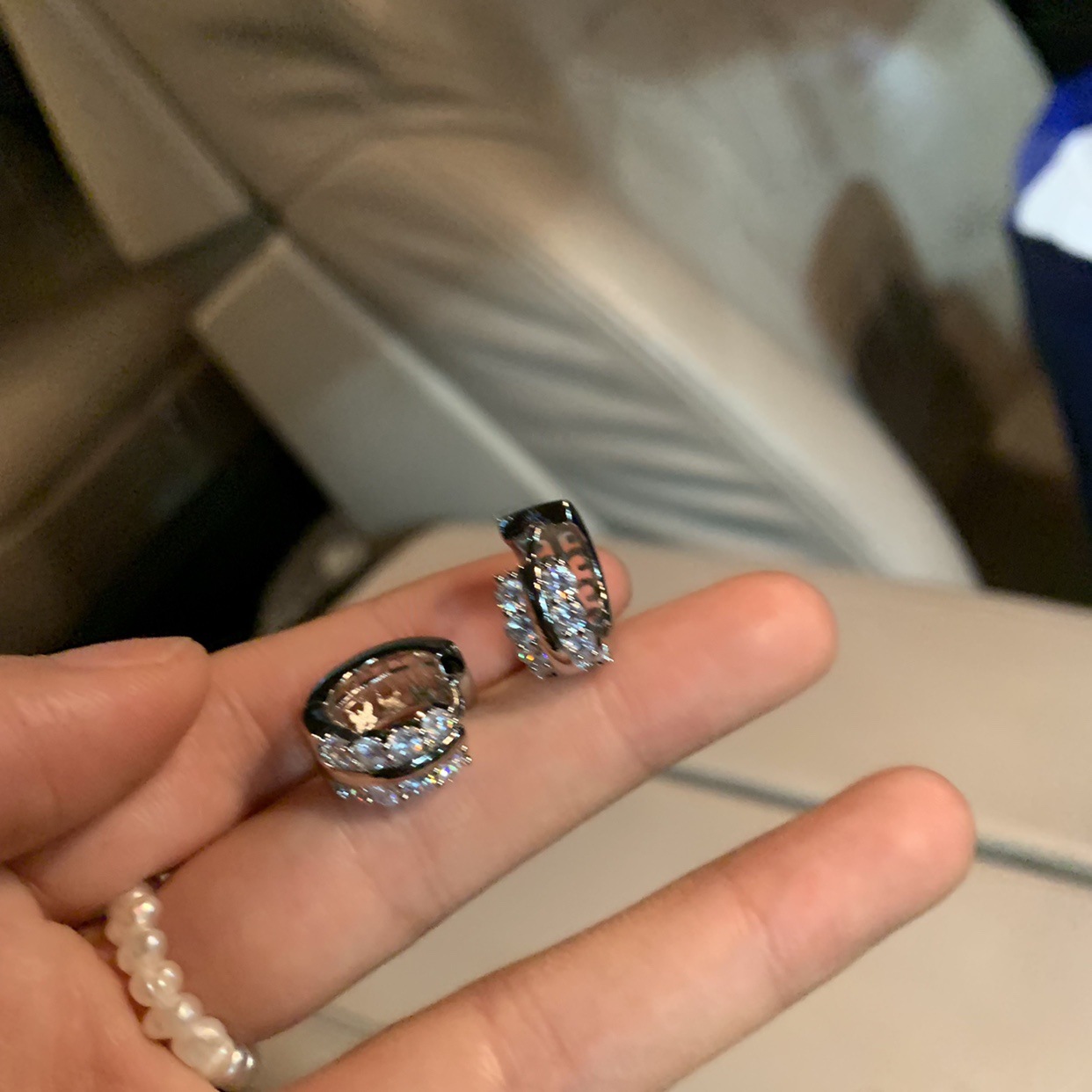 The 2023 new style of cold and stylish, versatile earrings, women's niche, high-end, fashionable and simple zircon stud earrings Specification drawing