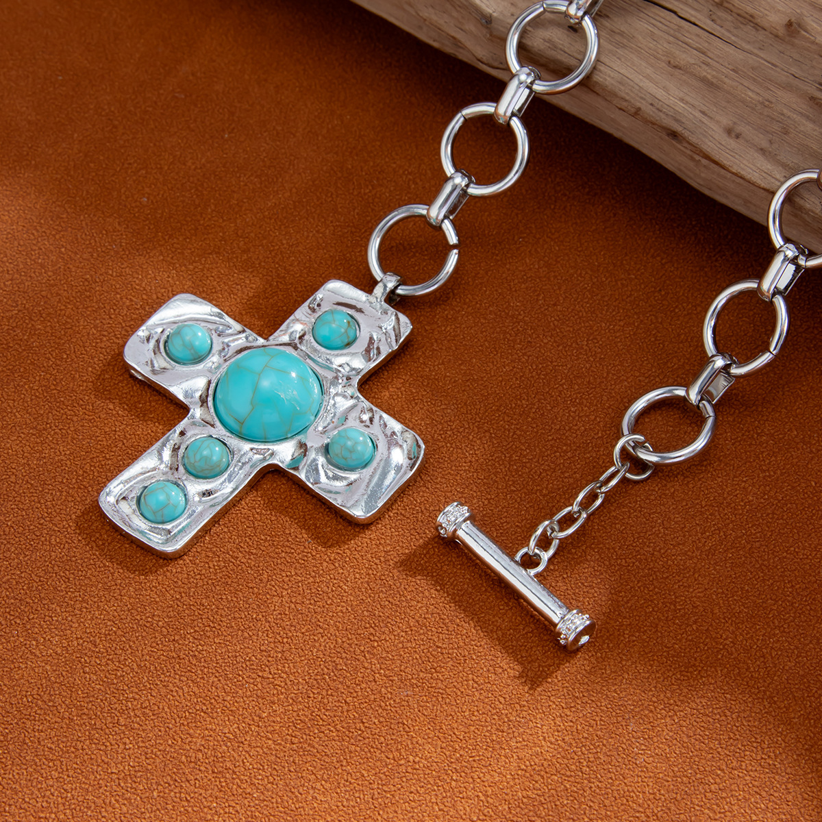 European and American cross-border jewelry, ins style cross alloy pendant collarbone chain, personalized inlaid pearl iron chain necklace Application Scenario