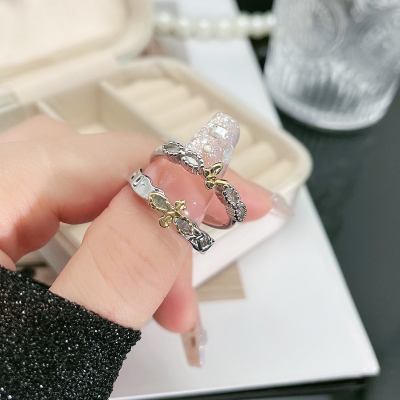 A niche design with a sense of high-end, two-color butterfly cross open ring, retro and individual, gender-neutral couple's ring style details Picture