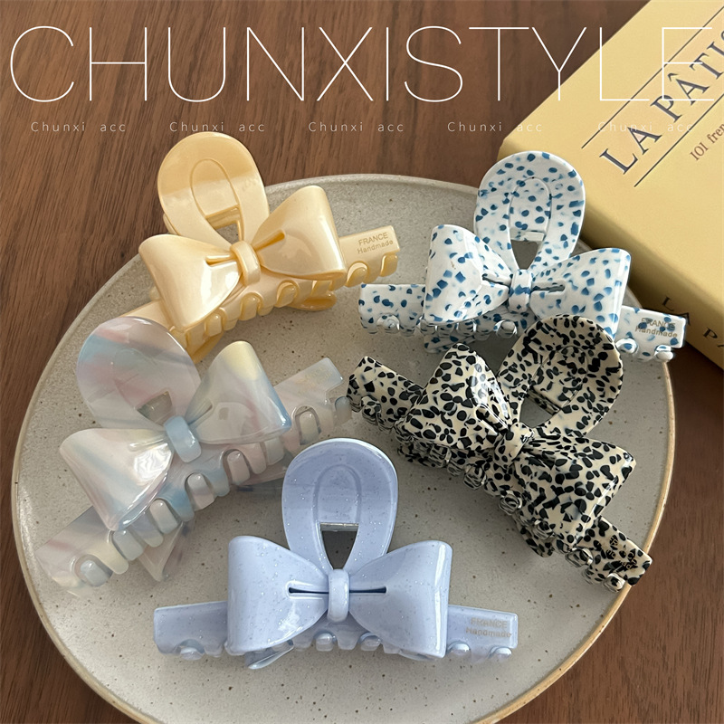 The "Little Sweet Potato French Niche High-quality Design Bow acetate grabber" with an elegant and sweet charm and a shark clip details Picture