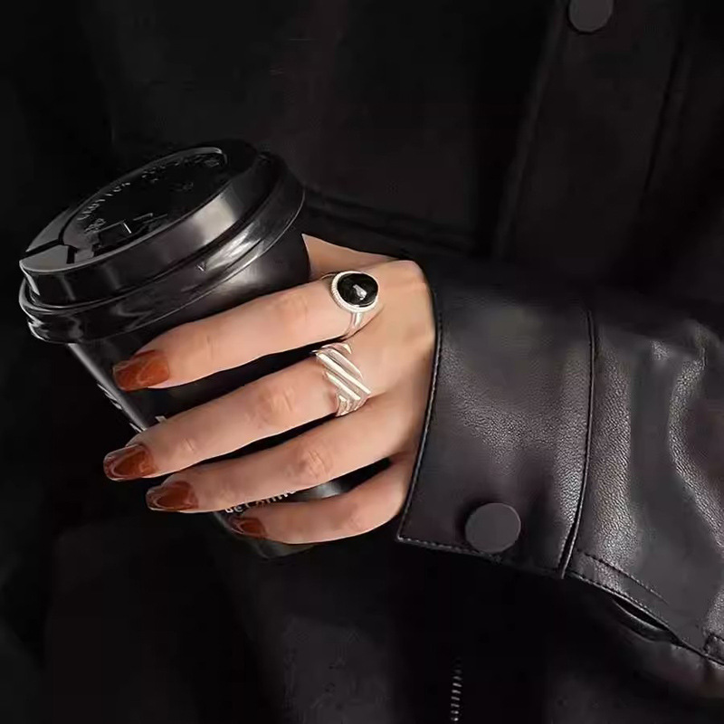 A niche design black oval ring for women with simple lines, individual and fashionable open ring, hip-hop fashion index finger ring Application Scenario