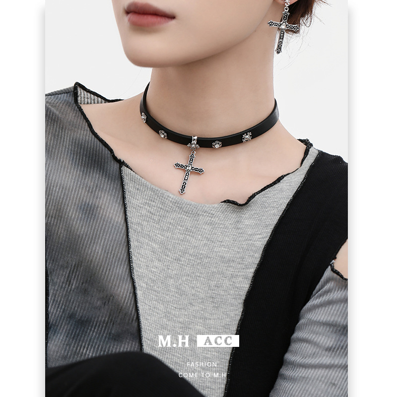 Black punk-style cross necklace with a niche design sense, retro sweater chain, original ins fashion trend necklace Specification drawing