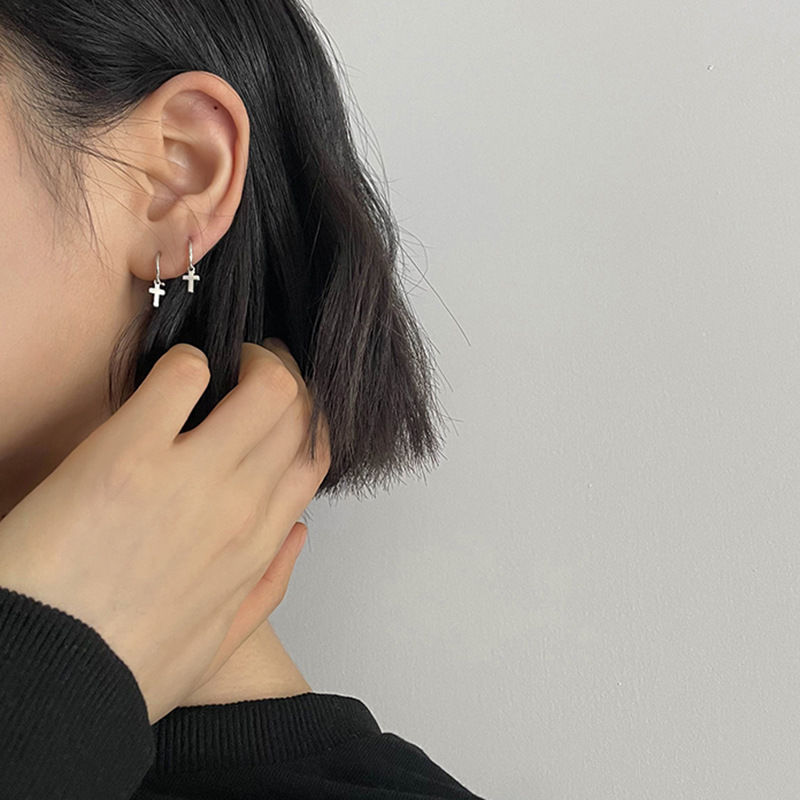 Sweet and cool ~ The five-pointed star ear buckles are simple and elegant, versatile, and the cross ear buckles are fashionable and high-end. Trendy earrings Application Scenario