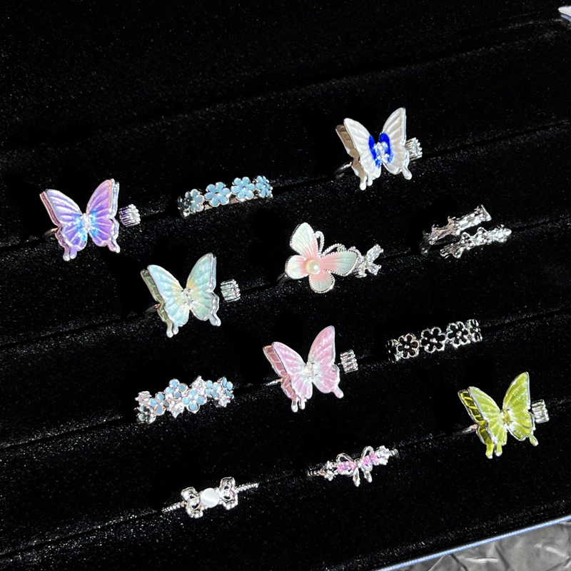 A new French summer ring with a fresh and light design sense, featuring a luxurious silver flower butterfly gradient enamel ring for women Application Scenario