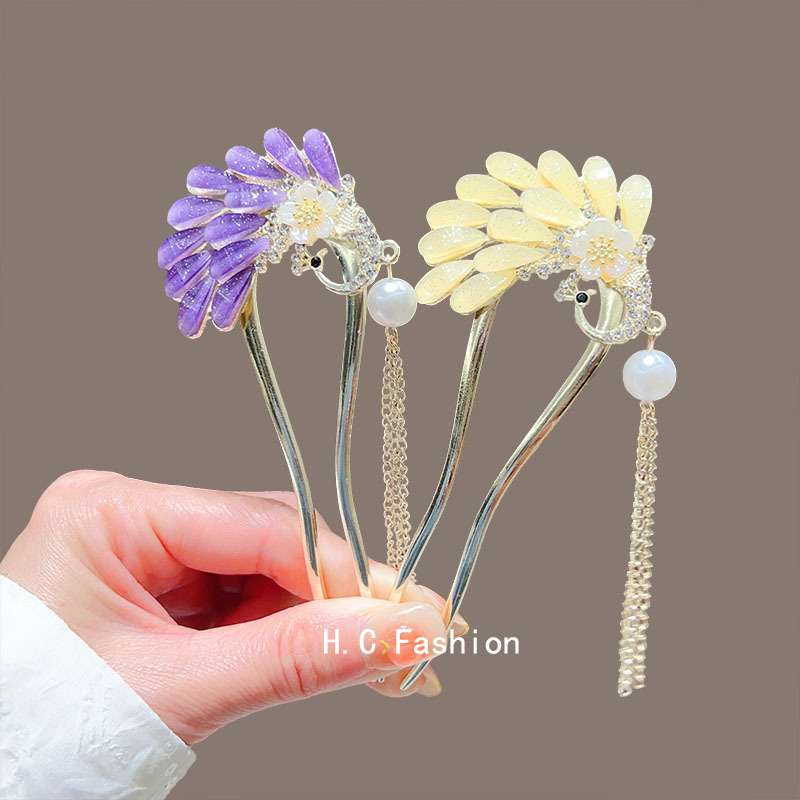 Ancient-style peacock tassel U-shaped hairpin for women, new Chinese-style pearl updo hairpin, cheongsam Hanfu, and step hairpin Application Scenario