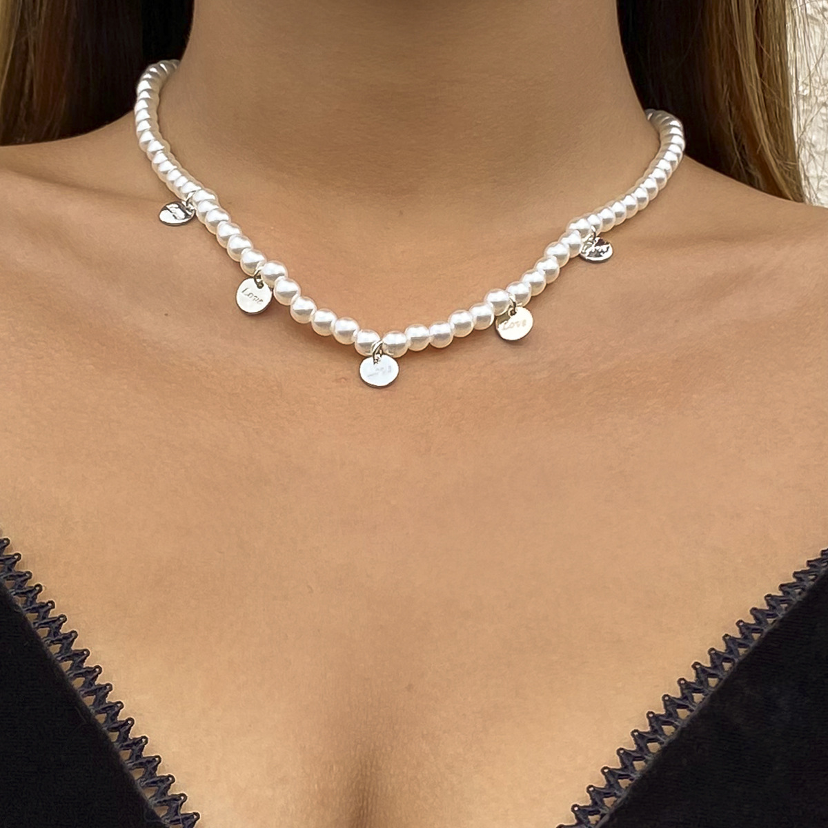 European and American cross-border jewelry, retro pearl imitation necklace, women's niche collarbone chain, simple letter sequin pendant necklace full figure