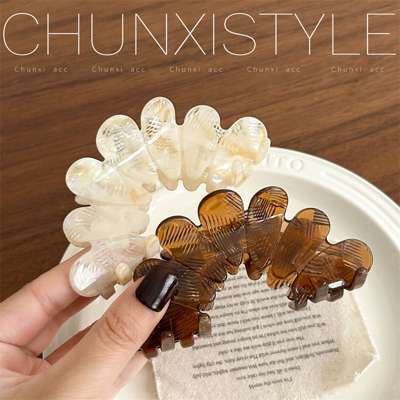 Rush into spring ~ Elegant petal hair clip, high ponytail claw clip for women's back of the head, 2025 new high-end shark clip Application Scenario