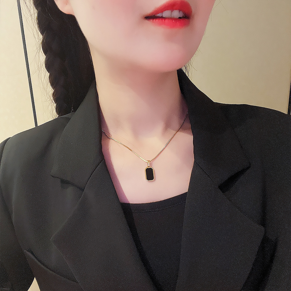 Korean-style black retro square necklace, versatile for women, fashionable for hot girls, 18K gold collarbone chain, titanium steel jewelry for women Application Scenario