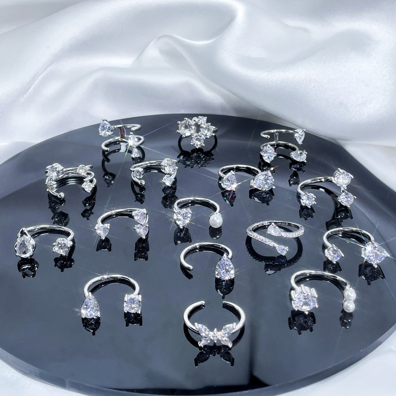 A light luxury and high-end, super dazzling zirconia open-top ring with full diamonds. It's a rare and cool index ring for women on Instagram, with a cold style and a sweet and cool quality full figure