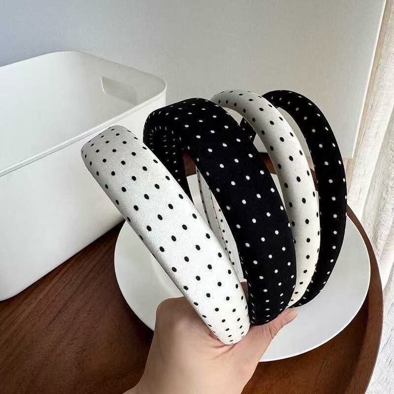 The new Korean-style black and white polka dot wide-edge hair band is simple and versatile. It is a new facial cleansing headband and a high top hairpin headaccessory details Picture