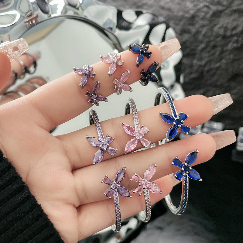 The new women's double butterfly bracelet with a touch of light luxury and ethereal charm, featuring full diamonds and a high-end, niche, cold and sweet style details Picture