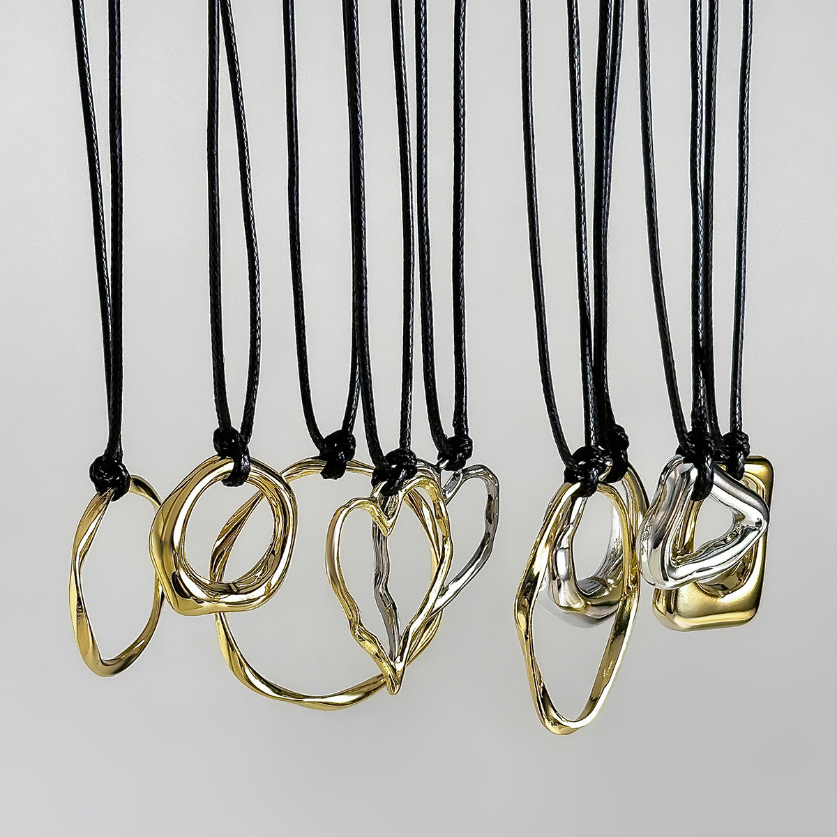 Simple metal heart-shaped hollowed-out pendant necklace from Europe and America, hip-hop, sweet and cool, irregular and versatile necklace Specification drawing
