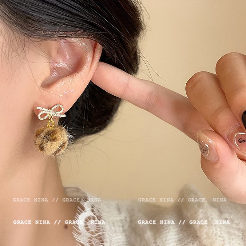 European and American coffee-colored leopard print round ear studs, with a niche design sense, individual fashion, temperament, versatile, elegant and unique earrings details Picture