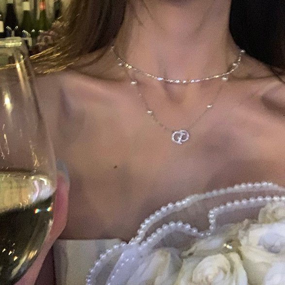 The letter CD double-layer design necklace is a light luxury and niche pearl collarbone chain, sweater chain and neck chain accessory for girls details Picture