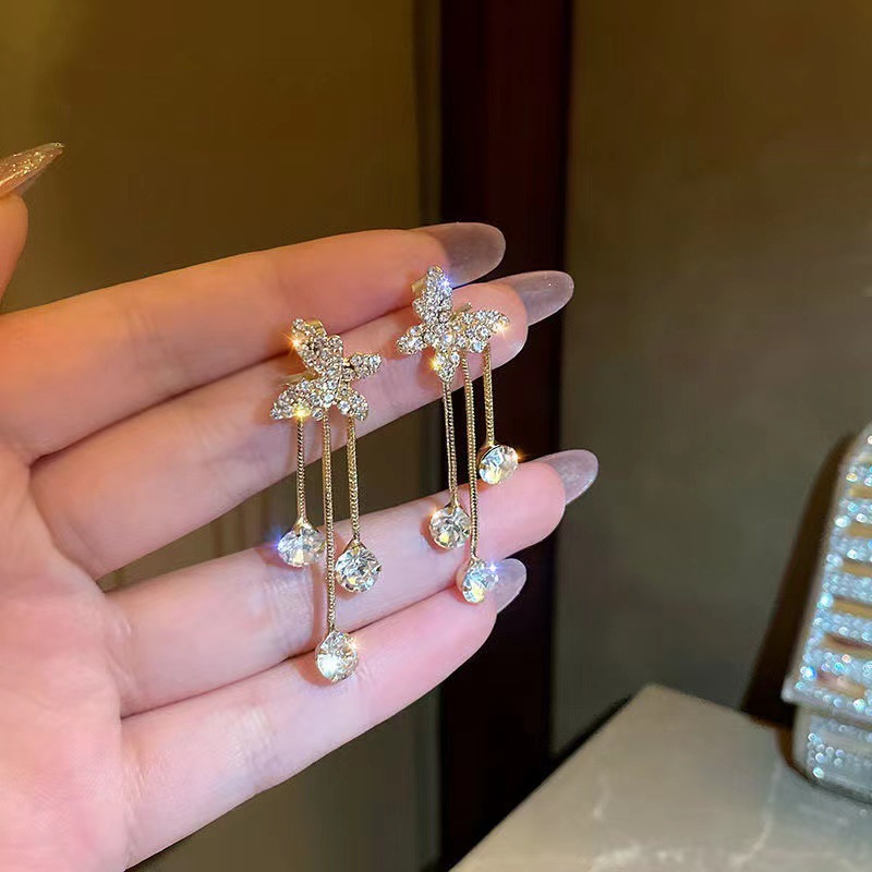 Sweet and cool girl, tassel diamond-encrusted butterfly pendant earrings, simple and ins-style design, clip-on stud earrings Application Scenario