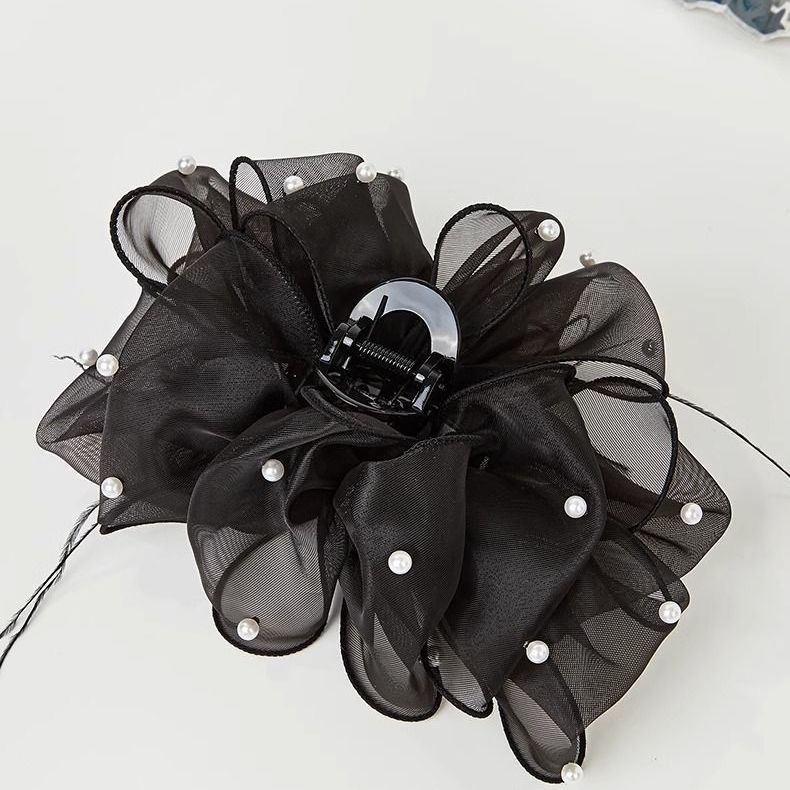 Sweet cloud-shaped pearl feather hair clipper, with a unique and elegant design sense and a high-end feel, features a mesh updo and shark clip accessory Application Scenario