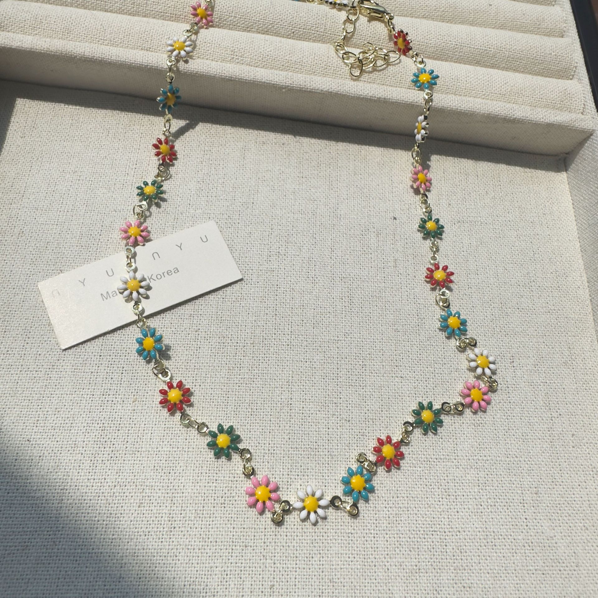 Colorful and niche necklace, a girl's fresh and delicate Daisy flower bracelet and necklace, an ins style color-blocking design collarbone chain accessory full figure