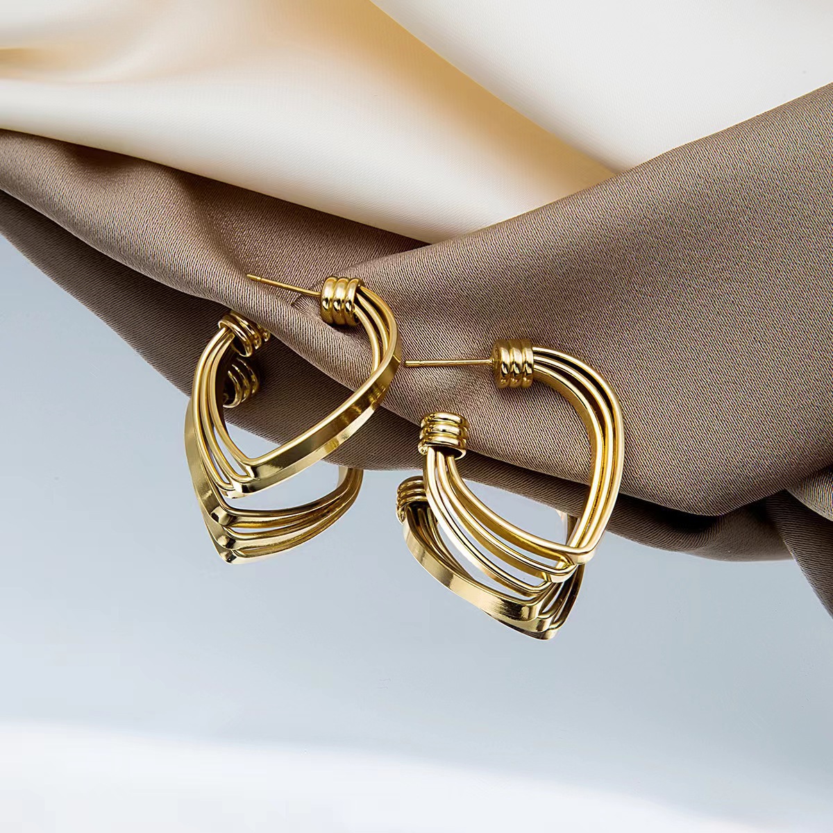 New, versatile and fashionable earrings with a unique design sense from Europe and America, exuding a sense of elegance and sophistication details Picture