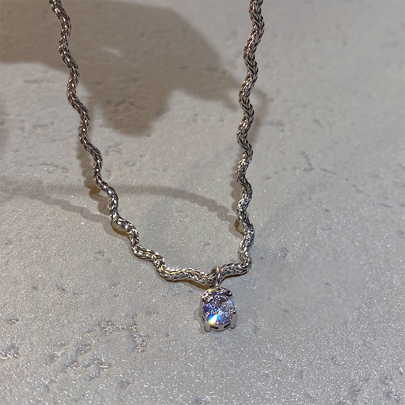 A mermaid's tear! Light luxury sparkling diamond pendant necklace, a niche design for women's summer, a popular collarbone chain 2023 new style Application Scenario