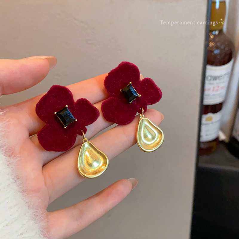 925 Silver Needle Autumn and Winter plant Velvet Earrings, women's retro and high-end style, versatile stud earrings, unique and fresh earrings Specification drawing