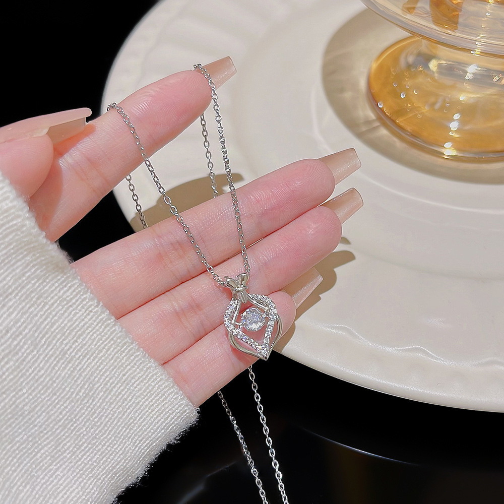 The Japanese and Korean heart-to-heart necklace, titanium steel neckchain, super glittering zirconium heart-shaped pendant, Internet celebrity accessory, personalized collarbone chain for women Specification drawing