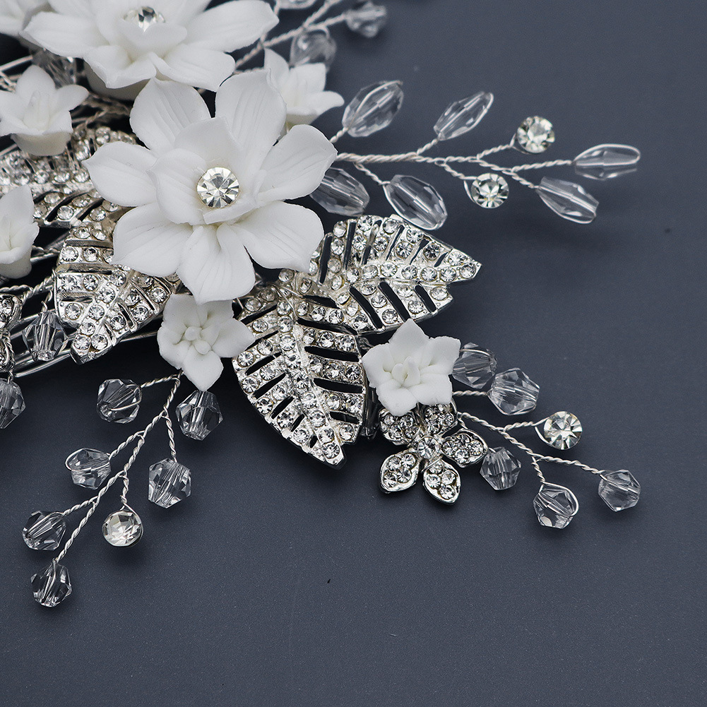 European and American bride accessories, alloy insert combs, photography photos, wedding gowns, evening gowns, hair accessories, white handcrafted soft clay flower hair combs Application Scenario