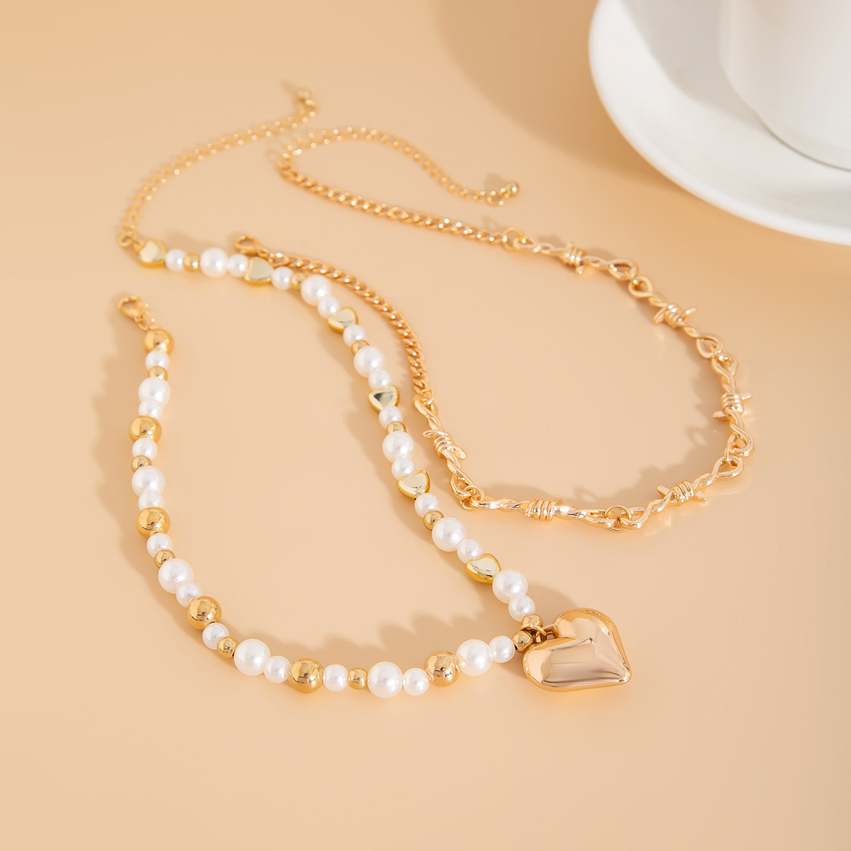 European and American cross-border jewelry, fashionable heart-shaped alloy pendant necklace, versatile pearl beaded collarbone chain, multiple layers Application Scenario