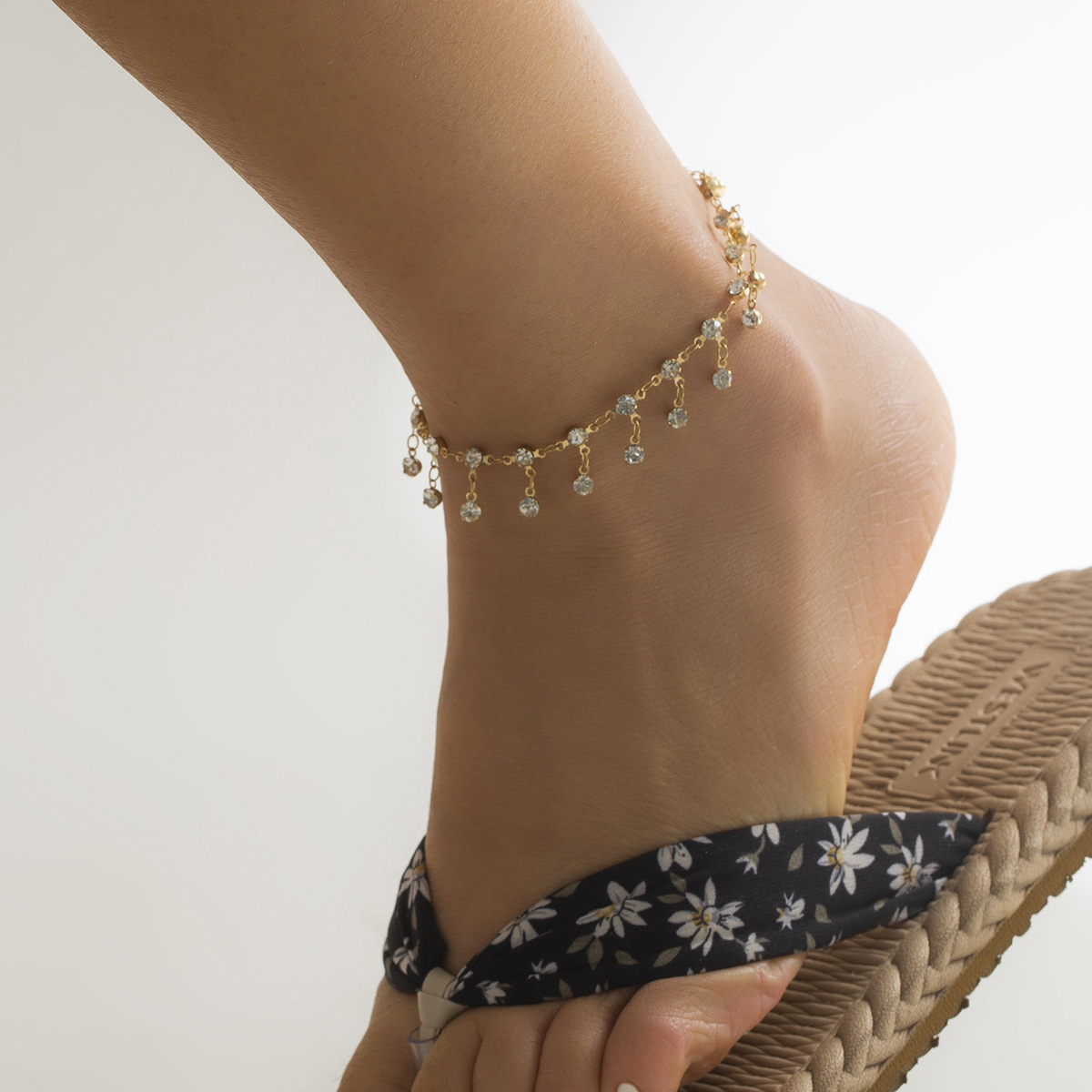 European and American cross-border accessories, ethnic style, water diamond tassels, single-layer body chain, casual chain, hot girl metal waist chain for girls Application Scenario