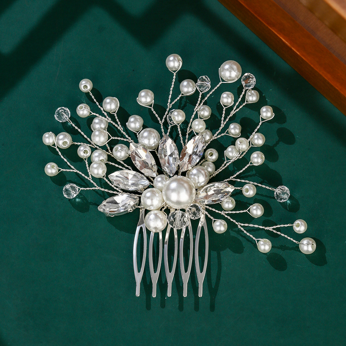 New European and American bride accessories, handcrafted hair combs, wedding coils, headwear, pearl water diamond hair combs, and hair tips, factory direct sales full figure