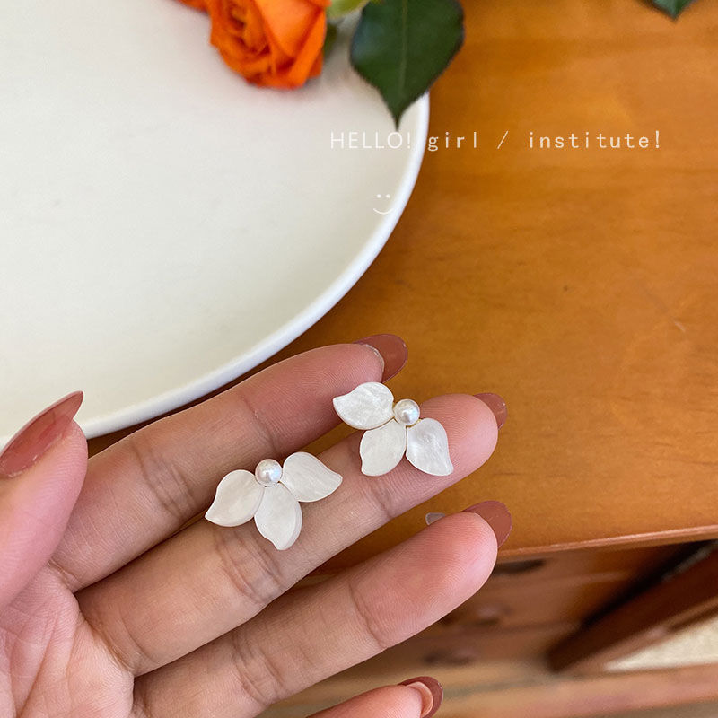 S925 Silver needle, Korean Dongdaemun Rock Tea white small earrings, Hong Kong-style niche retro shell flower ear clips for women full figure