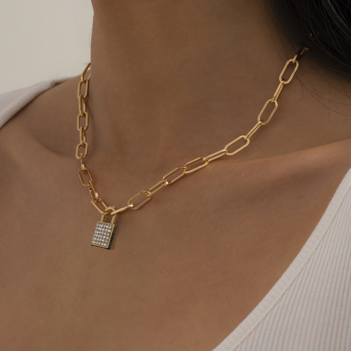 European and American cross-border jewelry, fashionable and simple micro-inlaid lock buckle pendant necklace, women's creative and trendy metal lock head neck chain details Picture
