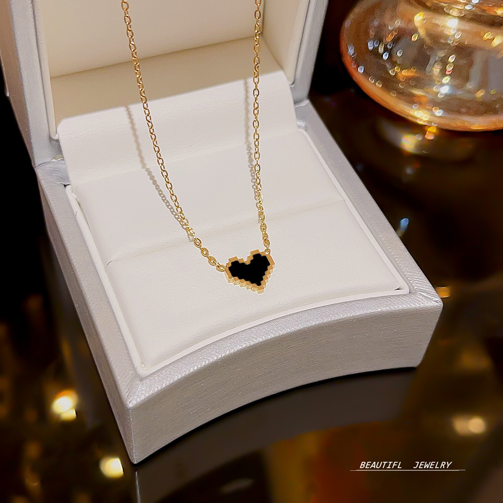 Korean sweet student red heart-shaped necklace for women, a light luxury and niche 2024 new heart-shaped collarbone chain accessory full figure