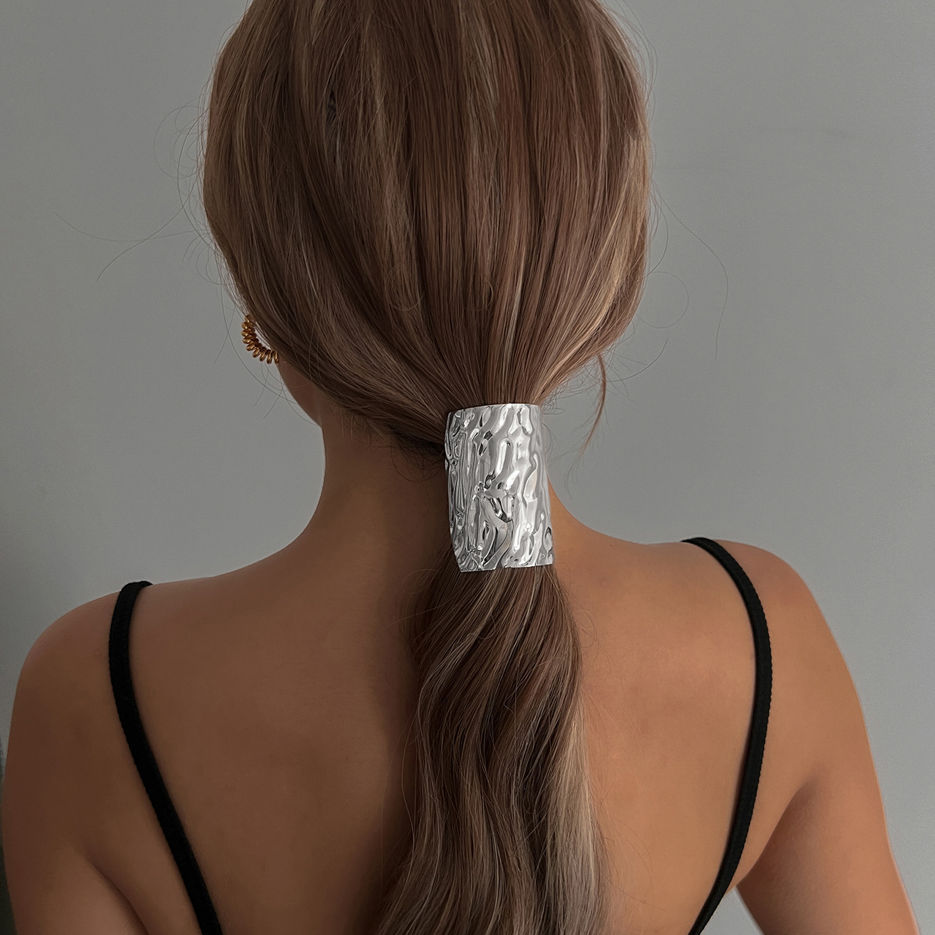 European and American metal cold style hair accessories, hair ties, retro Amazon cross-border headwear, low ponytail hair bands for women at the back of the head Application Scenario