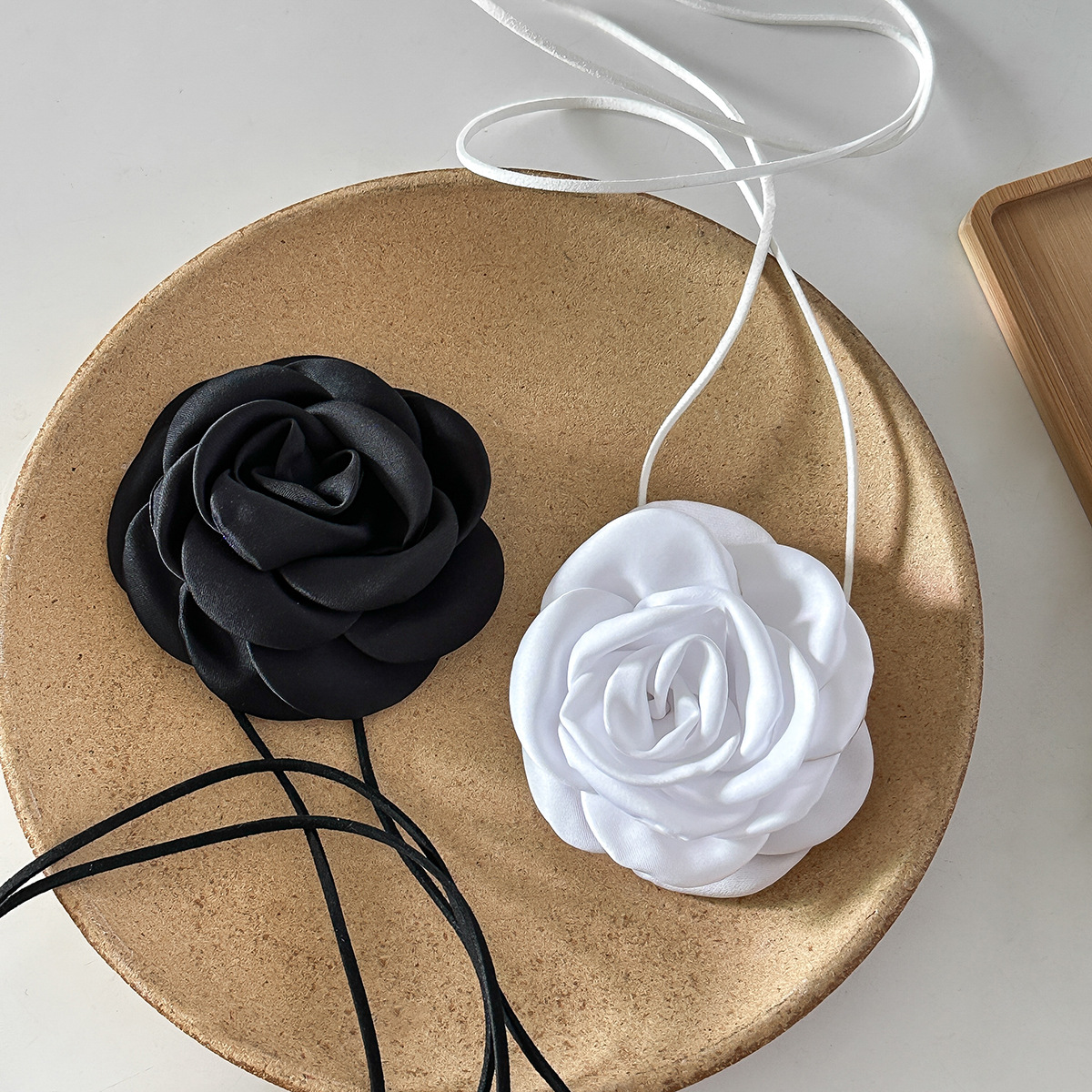 European and American cross-border jewelry DIY, multi-purpose tied rose collar, fabric flower design sense, silk necklace Specification drawing